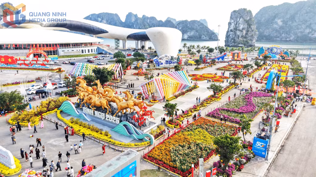 Đại lộ hoa bên bờ Vịnh Hạ Long là điểm hẹn mùa xuân mới mẻ, kết nối di sản thiên nhiên kỳ vĩ với hơi thở sáng tạo và số hóa; được tổ chức trong không gian rộng rãi, thoáng đãng tại Quảng trường 30/10, nơi người dân và du khách có thể thảnh thơi dạo bước, thưởng hoa, ngắm ánh sáng và lưu giữ những khoảnh khắc rực rỡ đầu năm.