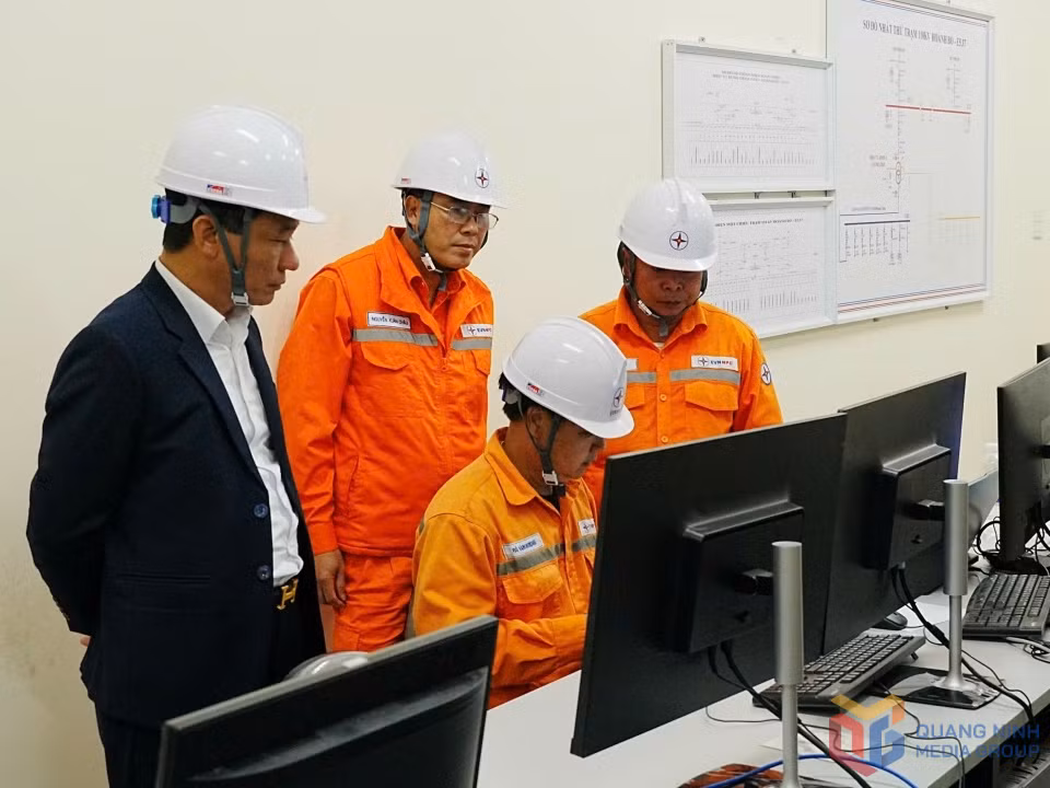 Lãnh đạo Công ty Điện lực Quảng Ninh trực tiếp giám sát công tác đóng điện trạm biến áp 110kV Hùng Thắng.