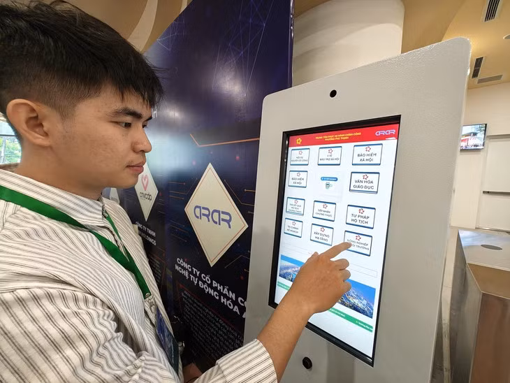 Người dân dễ dàng tra cứu thủ tục hành chính công trực tuyến ngay tại kiosk - Ảnh: ĐỨC THIỆN