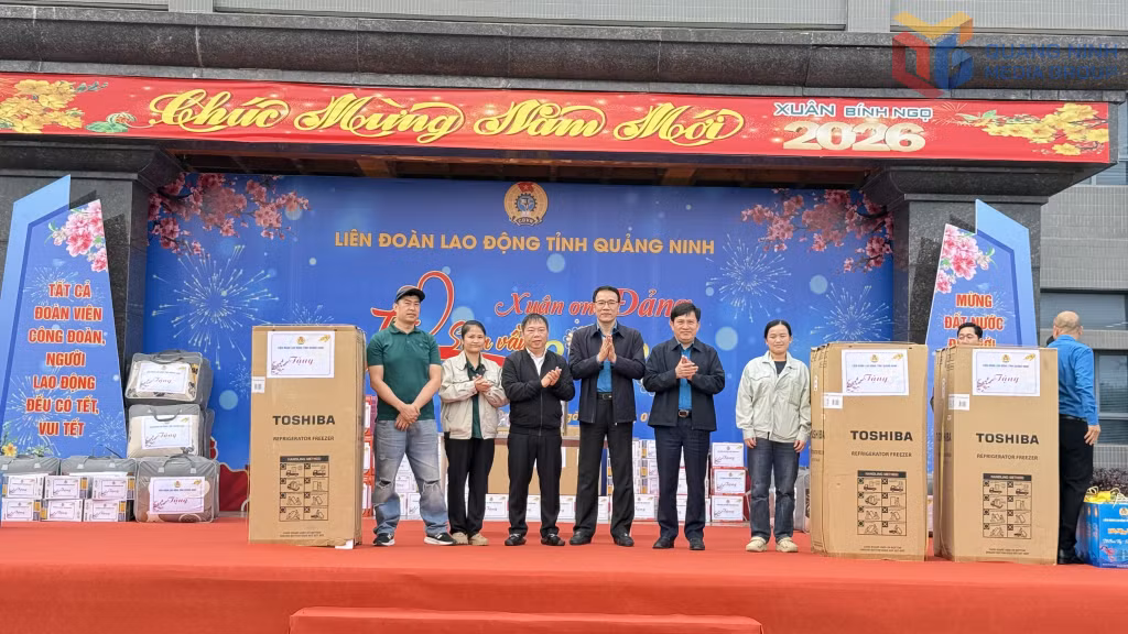 Những công nhân may mắn bốc thăm được phần quà là tủ lạnh.