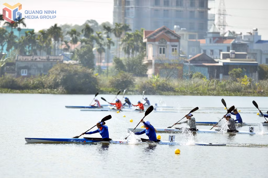 Các VĐV Đua thuyền Quảng Ninh "cấm trại", nghỉ Tết ngắn, tập luyện nhằm hướng tới thành tích cao ở và SEA Games năm 2022.