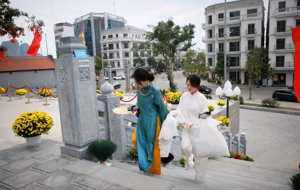 Nhiều bạn trẻ cũng lựa chọn Quần thể di tích đền Đức Ông Trần Quốc Nghiễn và núi Bài Thơ làm điểm đến...