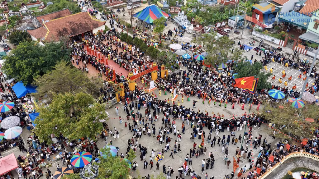 Lễ hội Tiên Công (phường Phong Cốc) thu hút đông đảo nhân dân và du khách thập phương.