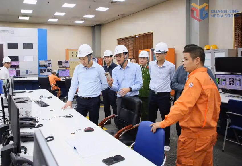 Phó Chủ tịch UBND tỉnh Nguyễn Văn Công kiểm tra công tác quan trắc môi trường tự động, cảnh báo nguy cơ ô nhiễm môi trường tại Công ty CP Nhiệt điện Quảng Ninh.