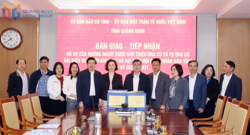 Sở Nội vụ tỉnh bàn giao hồ sơ của những người được giới thiệu ứng cử cho Ban Thường trực Ủy ban MTTQ tỉnh Quảng Ninh để tiến hành các bước tiếp theo của quy trình chuẩn bị bầu cử. Ảnh: Trúc Linh