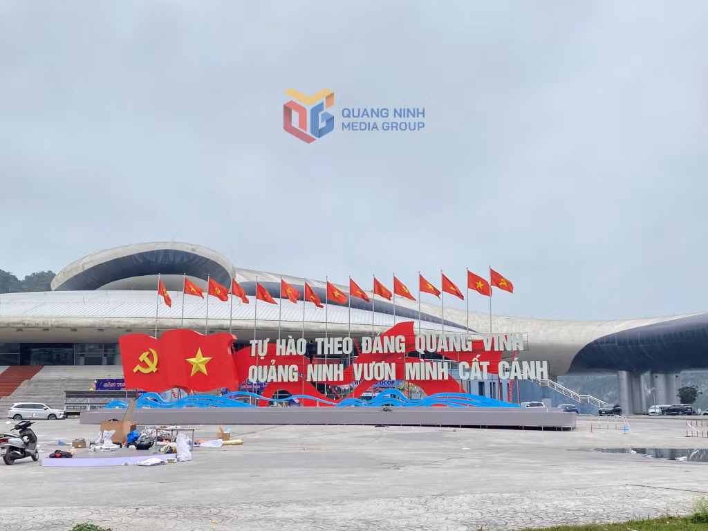 Cụm “Tự hào Đảng quang vinh – Quảng Ninh vươn mình cất cánh” mang sắc thái trang trọng, thể hiện niềm tin son sắt vào sự lãnh đạo của Đảng, khơi dậy tinh thần đoàn kết và khát vọng phát triển.