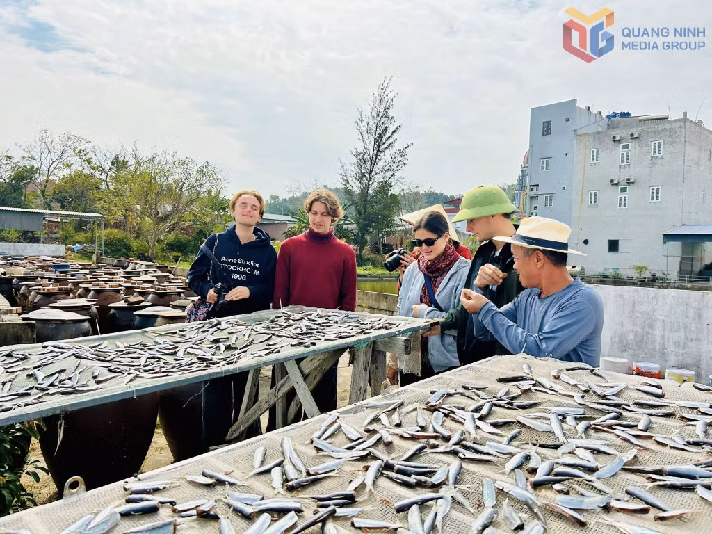 Khách du lịch nước ngoài trải nghiệm cuộc sống của ngư dân trên đảo Cô Tô.