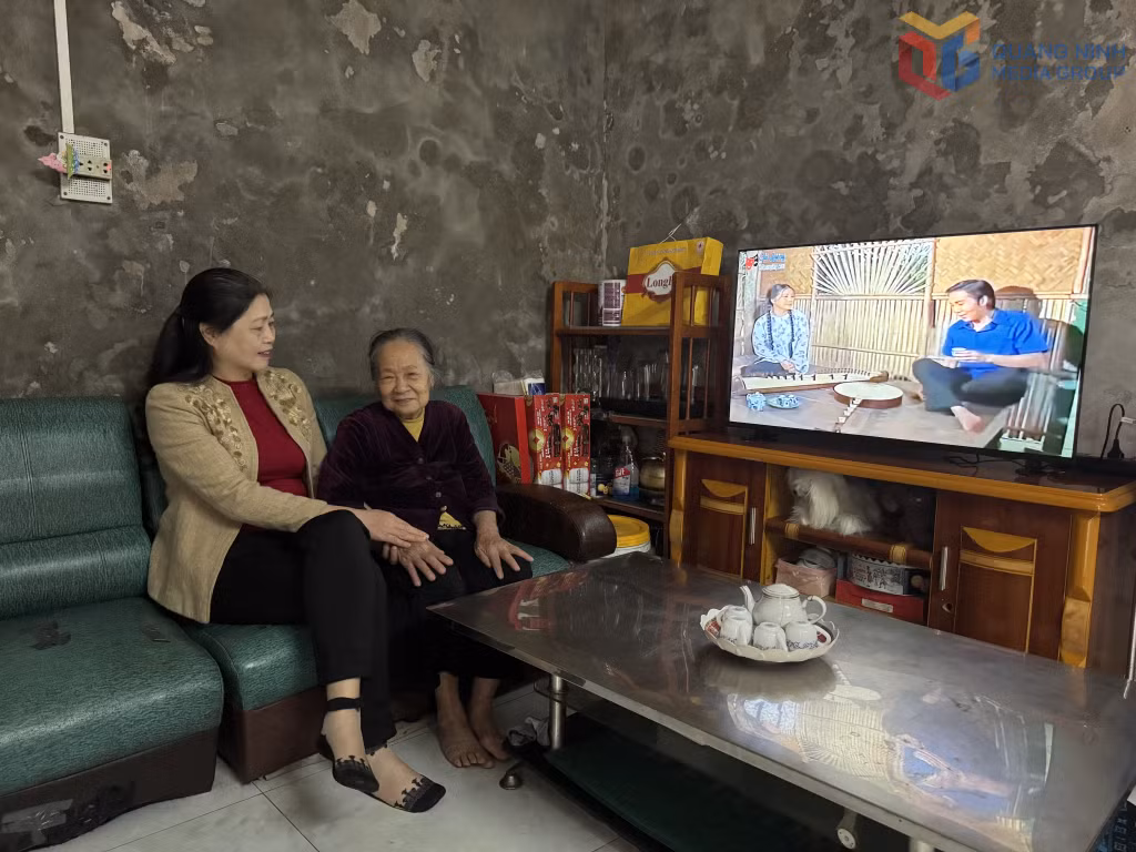 Bà Nguyễn Thị Thuận (bên phải), khu Bạch Đằng 4, phường Hồng Gai phấn khởi khi được nhận ti vi.
