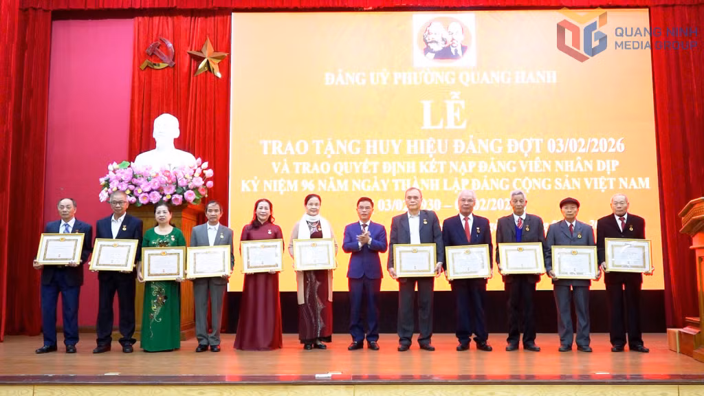 Đồng chí Đỗ Mạnh Hùng, Bí thư Đảng ủy phường trao Huy hiệu Đảng cho các đảng viên.