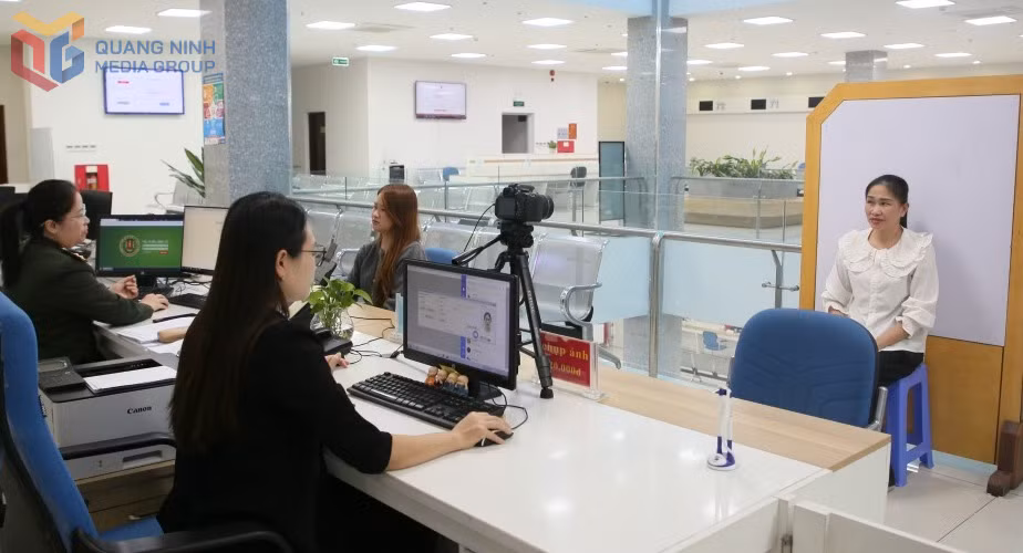 Cán bộ tại Trung tâm Phục vụ hành chính công tỉnh giải quyết TTHC cho người dân trong ngày làm việc đầu tiên sau kỳ nghỉ Tết Nguyên đán Bính Ngọ 2026.