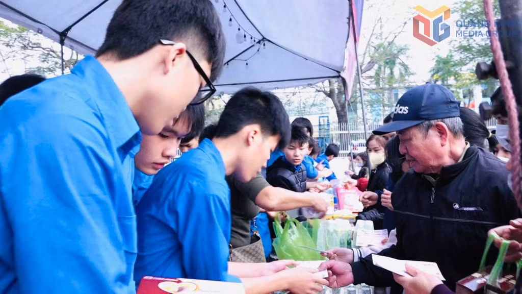 Các hoạt động tại "Chợ Tết 0 đồng" mang niềm vui đến cho bà con khó khăn và đối tượng yếu thế trên địa bàn phường Cửa Ông.