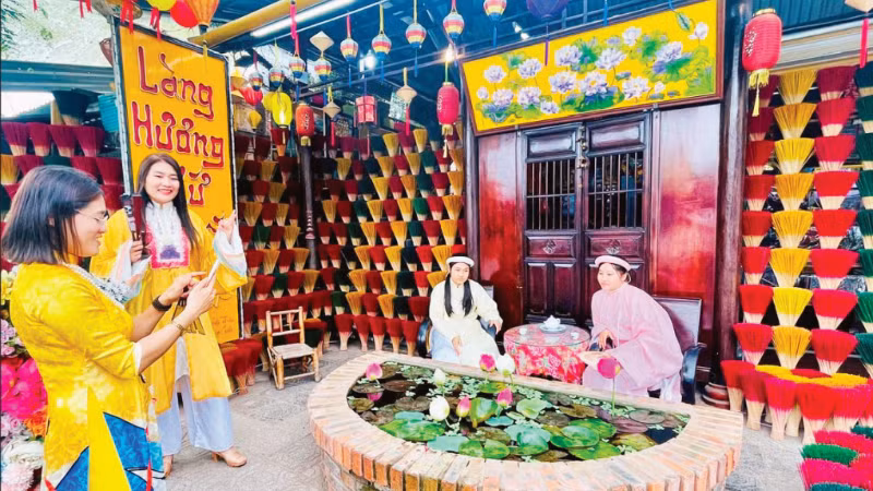Du khách tham quan, trải nghiệm tại Làng hương Thủy Xuân, Huế.