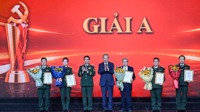 Tổng Bí thư Tô Lâm và Đại tướng Phan Văn Giang, Bộ trưởng Quốc phòng trao giải A tặng các tác giả, nhóm tác giả xuất sắc nhất cuộc thi. (Ảnh: DUY LINH)