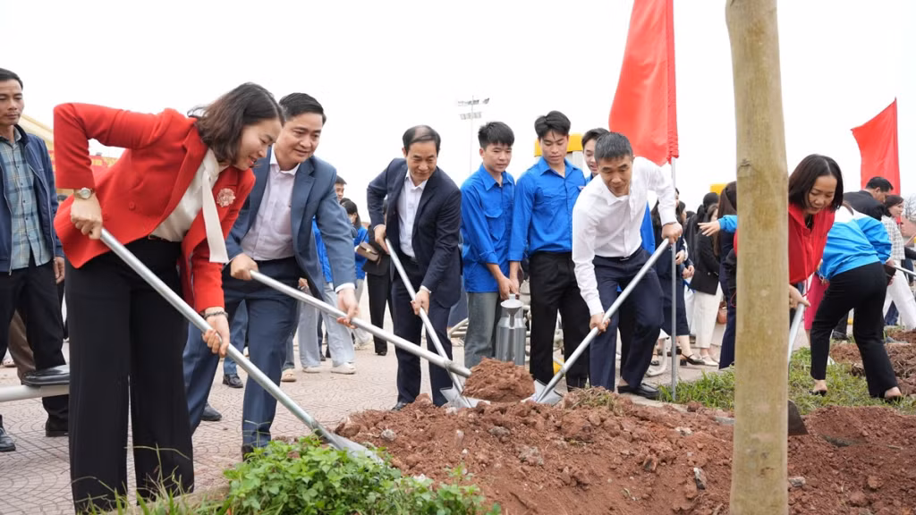 Các đồng chí lãnh đạo xã Đông Ngũ tham gia trồng cây tại buổi lễ.