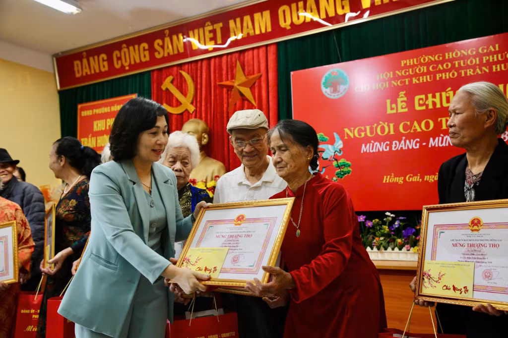 Phường Hồng Gai tổ chức lễ chúc thọ người cao tuổi tại Khu phố Trần Hưng Đạo 1.