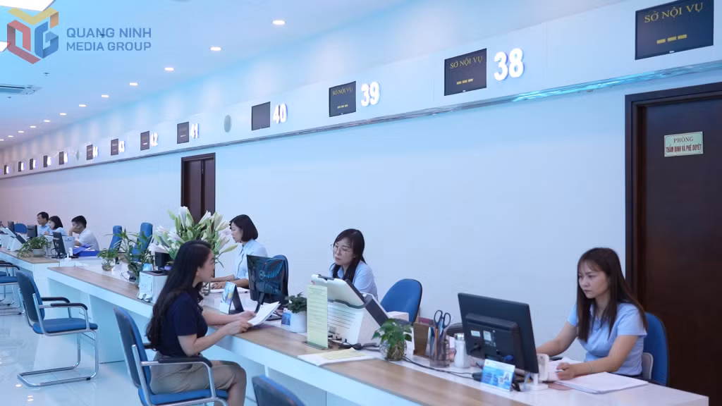 Các cán bộ tiếp nhận và giải quyết TTHC tại Trung tâm Phục vụ hành chính công tỉnh. Ảnh: Ngọc Trâm