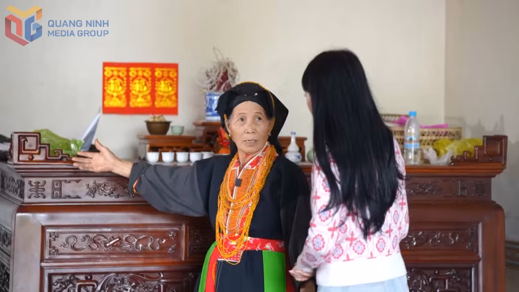 Sau Tết làng, bà con mới trở về gia đình dọn dẹp bàn thờ tổ tiên để chuẩn bị đón Tết nguyên đán.