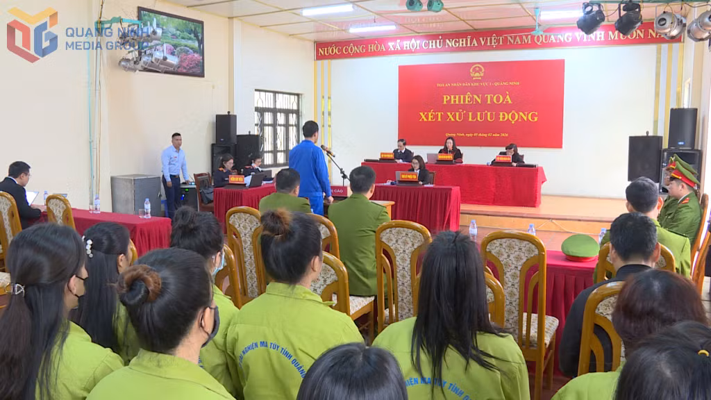 Toàn cảnh phiên tòa xét xử sơ thẩm lưu động tại Cơ sở Cai nghiện ma túy tỉnh Quảng Ninh.