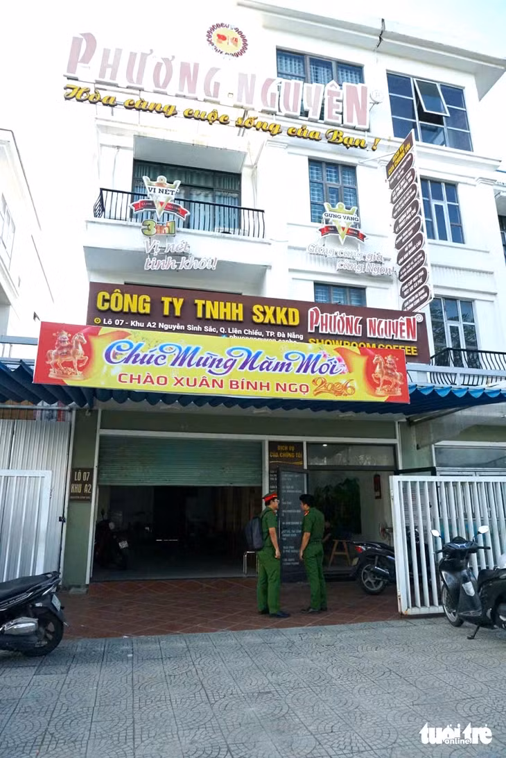 Các tổ công tác của Phòng Cảnh sát kinh tế đồng loạt xuất kích, khám xét tại nhiều địa điểm - Ảnh: ĐOÀN CƯỜNG