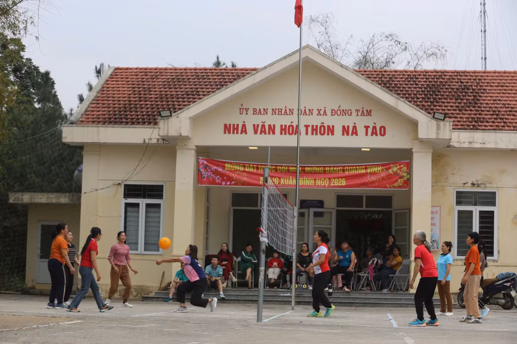 Môn bóng chuyền hơi diễn ra tại nhiều nhà văn hoá thôn.