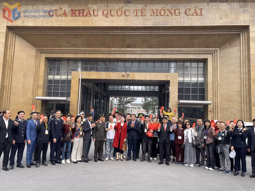 Đoàn khách Trung Quốc “xông đất” cửa khẩu ngày mồng 1 Tết.