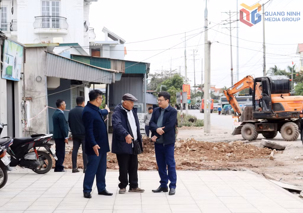 Lãnh đạo Đảng uỷ, UBND phường Liên Hoà trao đổi, trò chuyện với nhân dân thực hiện chủ trương nâng cấp cải tạo tuyến đường khu vực Chợ quán Liên Hoà.
