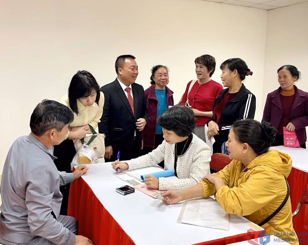 Các hộ dân bày tỏ niềm vui với lãnh đạo phường khi được trao GCNQSDĐ sau nhiều năm chờ đợi.