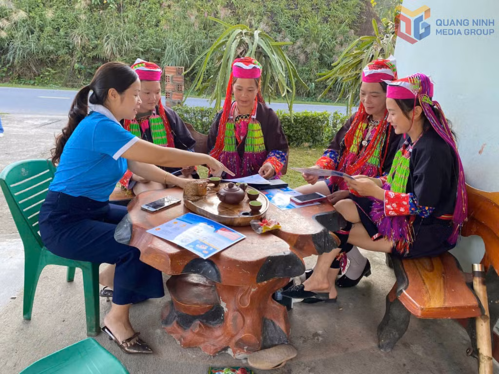Cán bộ Hội LHPN xã Ba Chẽ tuyên truyền về chuyển đổi số và bình đẳng giới cho hội viên phụ nữ.