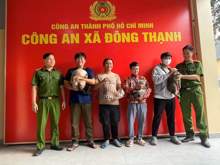 Người dân phấn khởi nhận lại mèo bị mất trộm - Ảnh: Công an TP.HCM