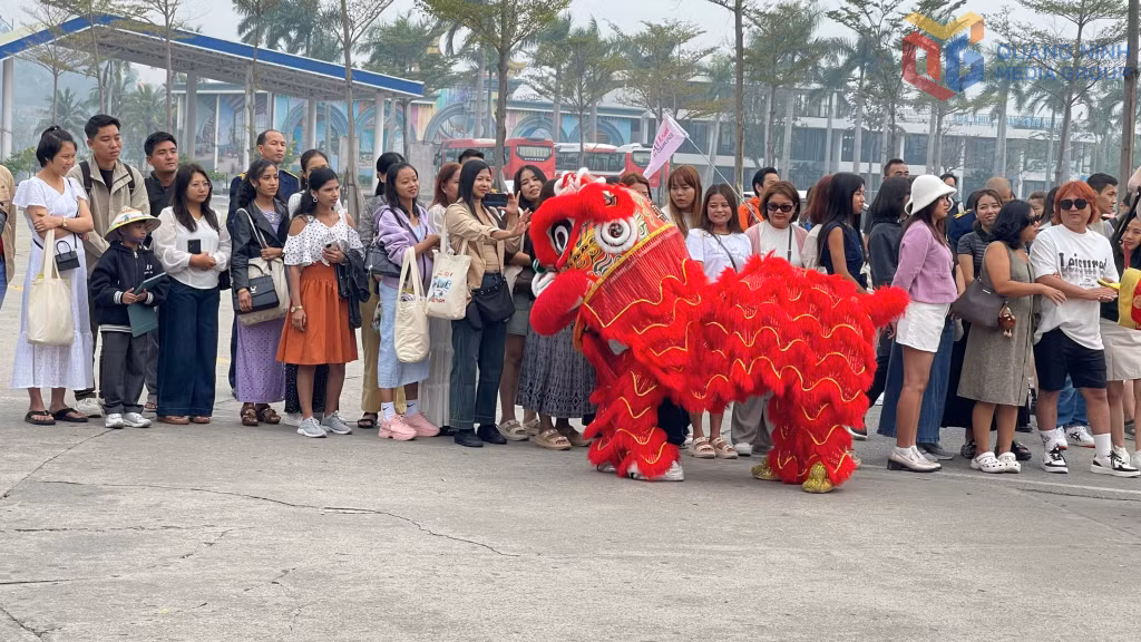 Tuần Châu đón khách du lịch xông đất bằng những màn múa lân rộn ràng.