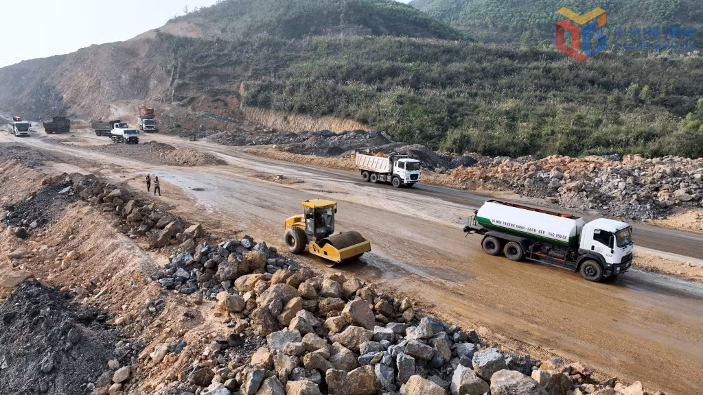 Các nhà thầu huy động máy móc, thiết bị, bố trí các ca kíp trực lao động và thi công dự án cải tạo, nâng cấp Quốc lộ 279 trong ngày 20/2 (mùng 4 Tết Bính Ngọ)