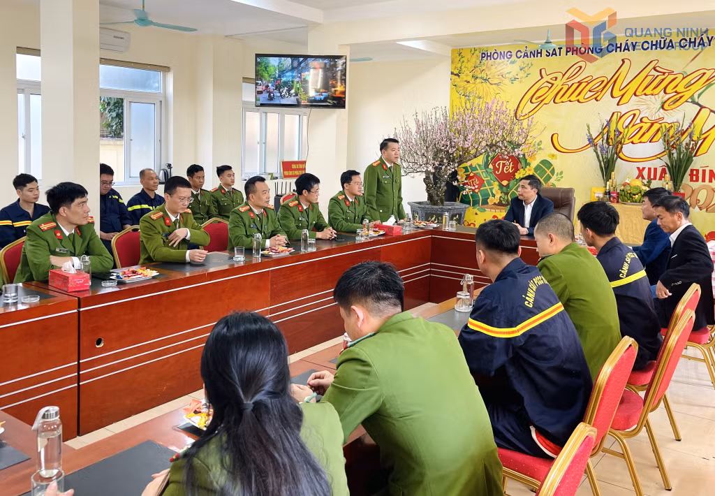 Đại diện phòng Cảnh sát PCCC&amp;CNCH (Công an tỉnh) báo cáo tình hình và phương án trực Tết của đơn vị.