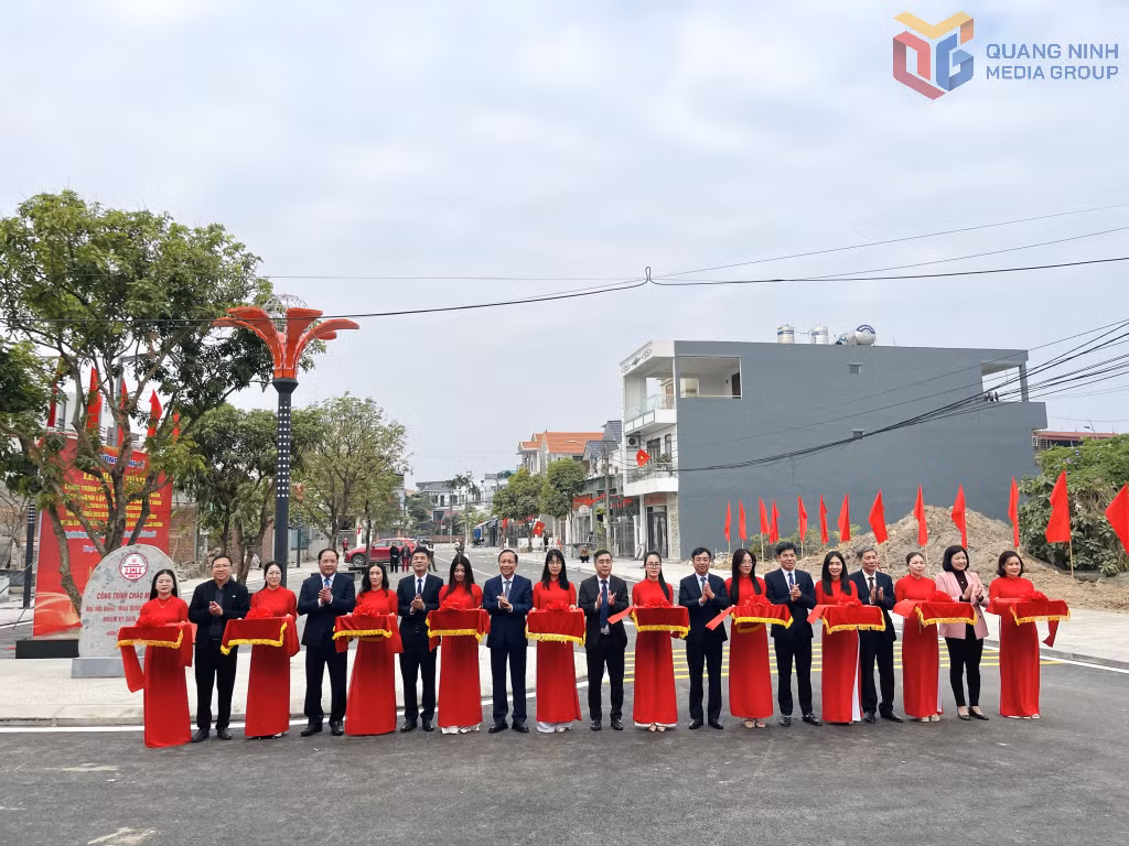 Các đại biểu thực hiện nghi lễ cắt băng khánh thành Dự án nâng cấp, cải tạo ngõ 1, 2 phố Trần Quang Khải và tuyến đấu nối Hoàng Quốc Việt.