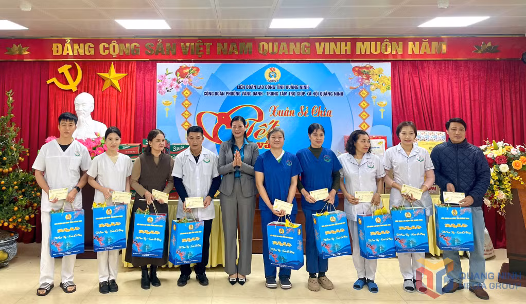 Đại diện LĐLĐ tỉnh tặng quà Tết cho đoàn viên, người lao động tại Trung tâm.