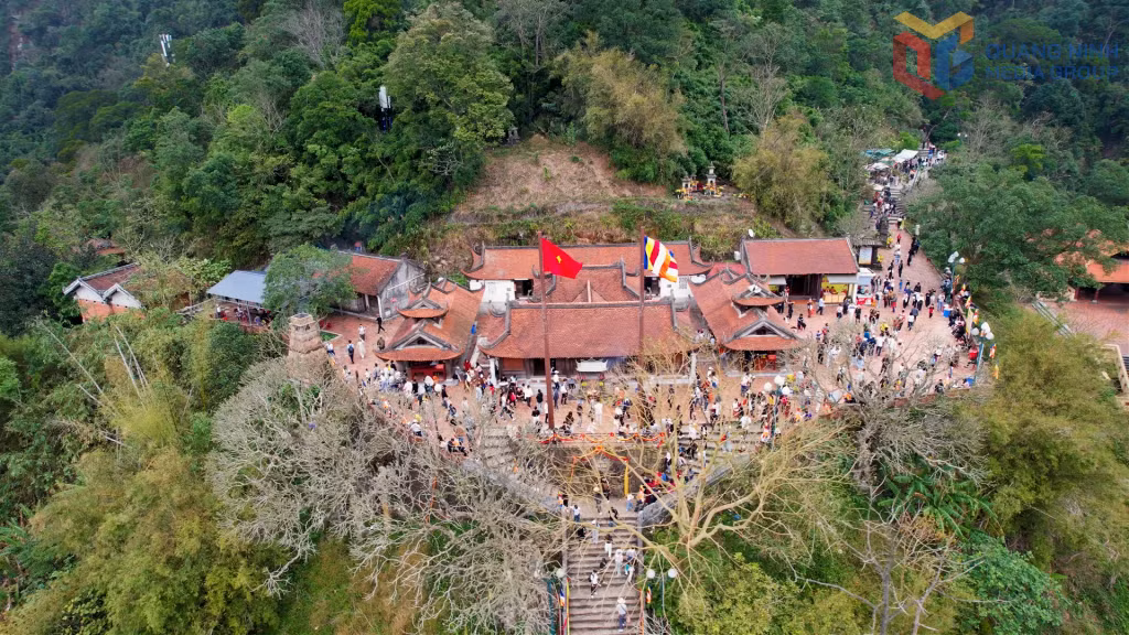 Khách du lịch tham quan chùa Hoa Yên (Khu di tích lịch sử và danh thắng Yên Tử).