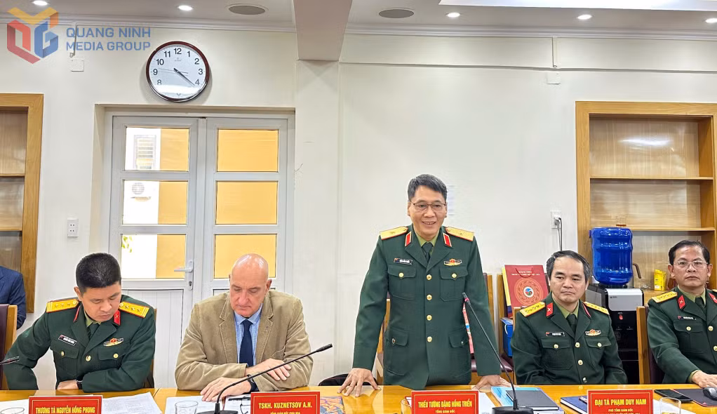 Lãnh đạo Trung tâm Nhiệt đới Việt - Nga (Bộ Quốc phòng) phát biểu tại hội nghị.