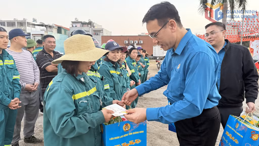 Chủ tịch LĐLĐ tỉnh Tô Xuân Thao tặng quà công nhân Công ty CP Đầu tư và phát triển môi trường Quảng Ninh làm việc xuyên Tết.