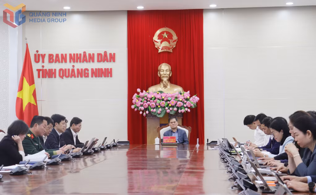 Đồng chí Bùi Văn Khắng, Phó Bí thư Tỉnh uỷ, Chủ tịch UBND tỉnh dự phiên họp tại điểm cầu Quảng Ninh