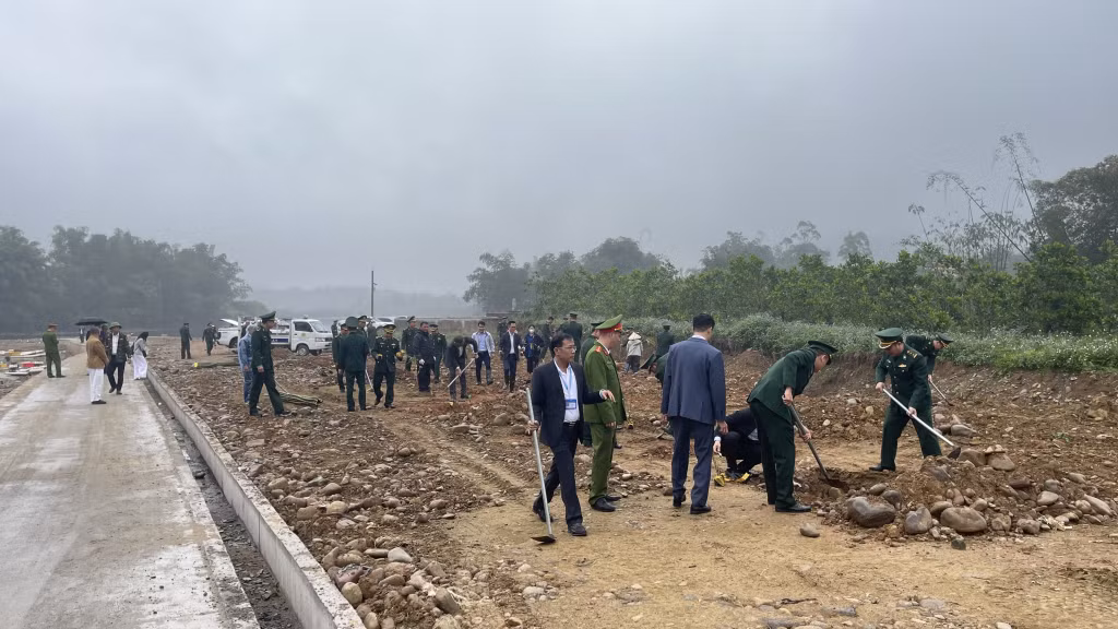 Các đại biểu tham gia trồng hơn 250 khóm tre tại khu vực mốc 1350, thôn Thán Phún Xã, xã Hải Sơn.