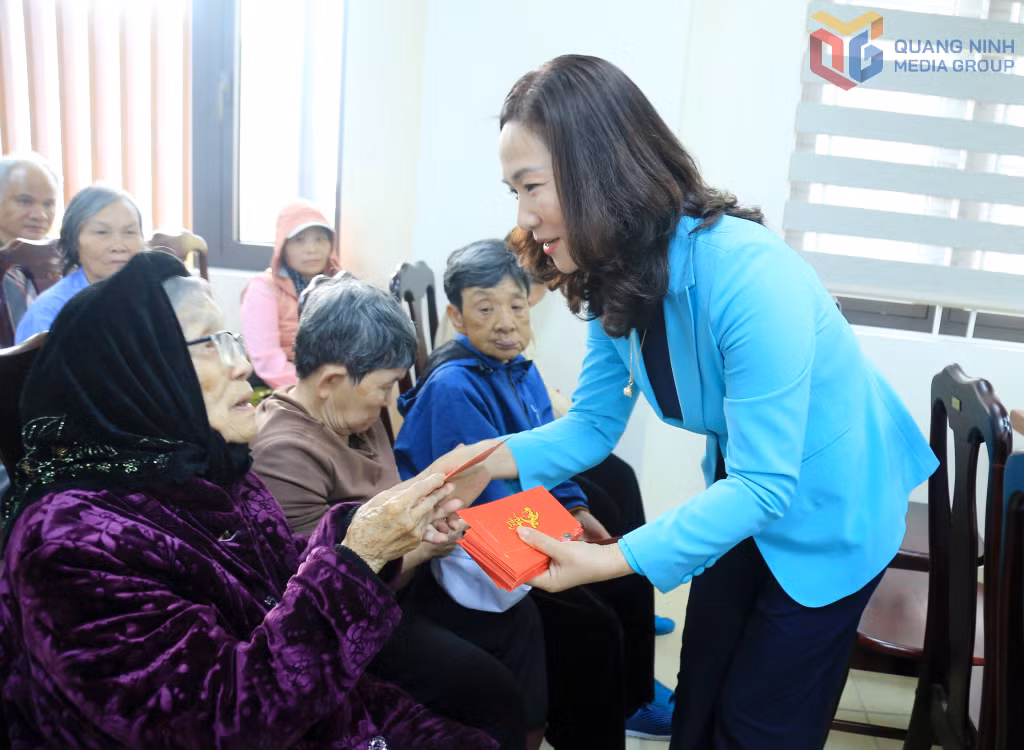 Đồng chí Phó Chủ tịch UBND tỉnh chúc các cụ năm mới luôn mạnh khỏe, vui vẻ, rèn luyện sức khỏe tốt.