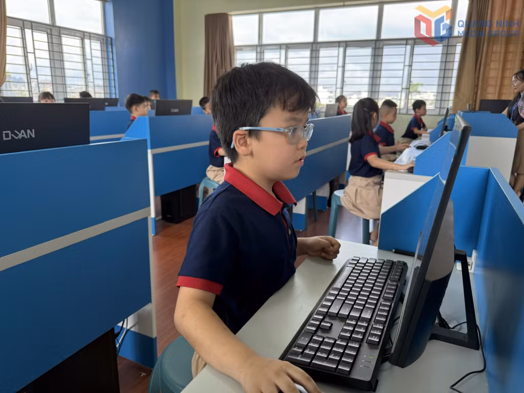 Học sinh Trường Đoàn Thị Điểm Hạ Long (phường Cao Xanh) học Toán trên máy tính.