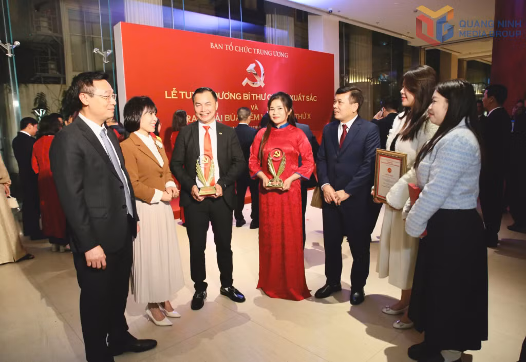Đại diện lãnh đạo Ban Tổ chức Tỉnh uỷ, Ban Tuyên giáo và Dân vận Tỉnh uỷ, Báo và Phát thanh, Truyền hình Quảng Ninh trò chuyện động viên 2 đồng chí bí thư chi bộ xuất sắc tiêu biểu của tỉnh và một số tác giả đạt thành tích vào vòng Chung khảo Giải Búa liềm vàng toàn quốc năm 2025.