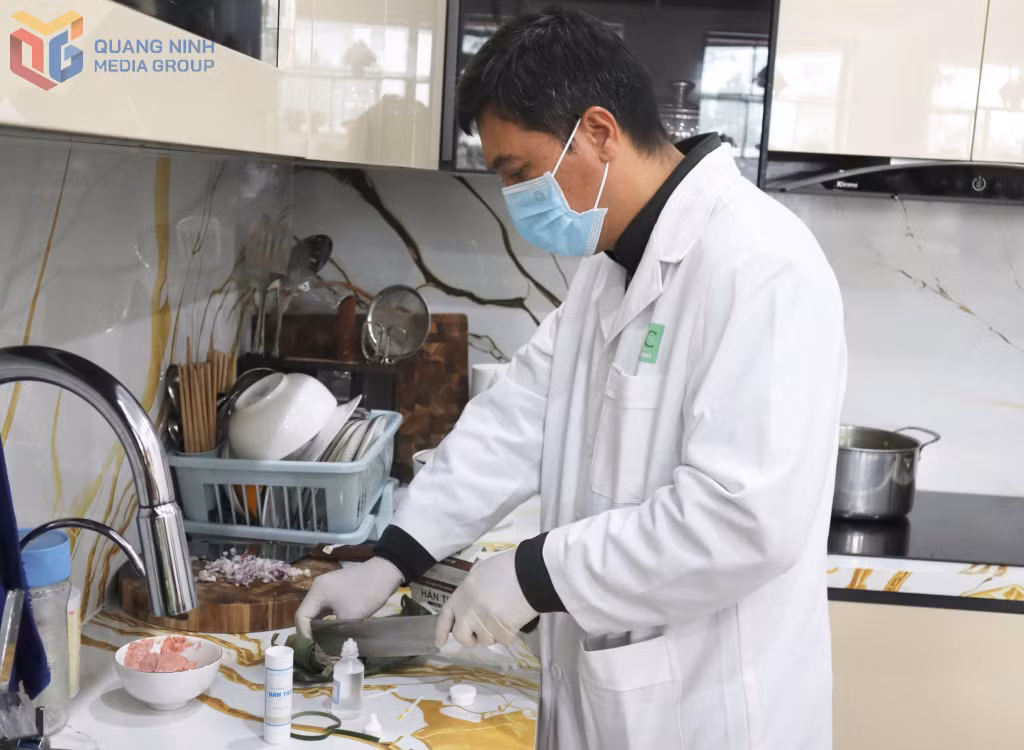 Đoàn kiểm tra liên ngành số 2 lẫy mẫu thực phẩm gửi kiểm nghiệm và test nhanh mẫu thực phẩm tại cơ sở kiểm tra.