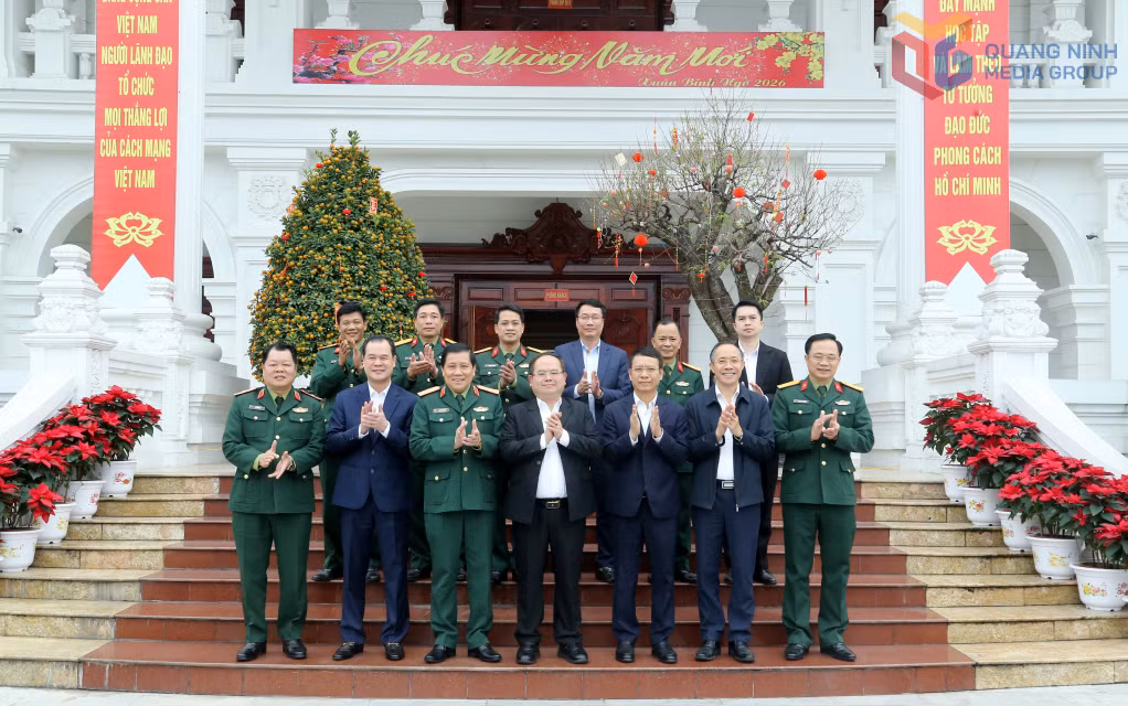 Đồng chí Bí thư Tỉnh ủy chụp ảnh cùng 