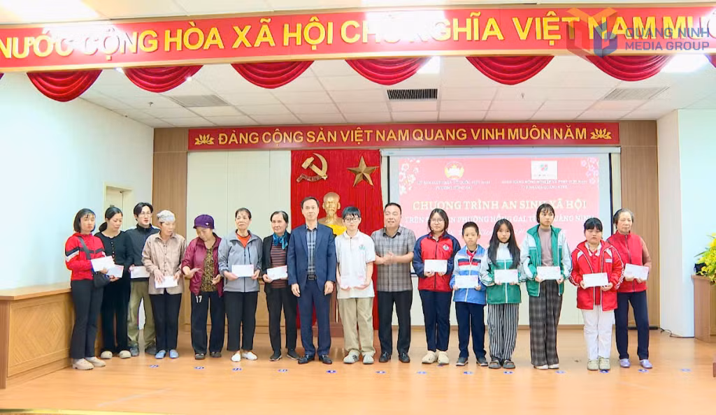 Phường Hồng Gai phối hợp cùng với Ngân hàng Agribank chi nhánh Quảng Ninh trao quà Tết cho các hộ gia đình và trẻ em có hoàn cành khó khăn trên địa bàn phường.
