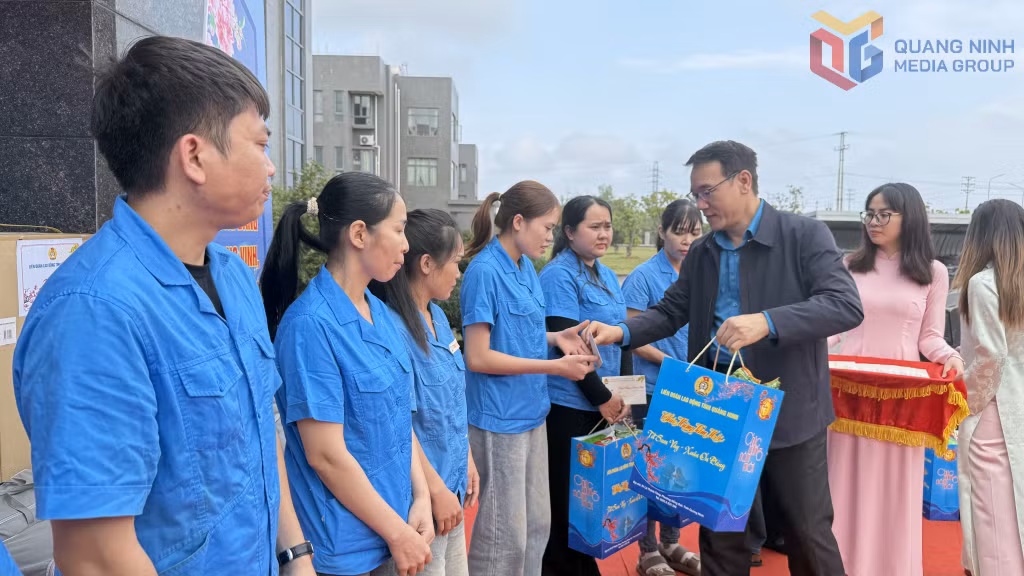 Chủ tịch LĐLĐ tỉnh Tô Xuân Thao trao tặng quà Tết cho người lao động tại Tết sum vầy 2026 diễn ra tại KCN Cảng biển Hải Hà.