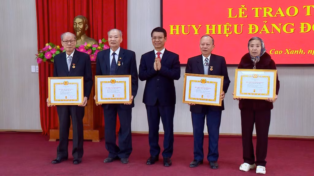 Đồng chí Nguyễn Hồng Dương, Ủy viên Ban Thường vụ, Trưởng Ban Tuyên giáo và Dân vận Tỉnh ủy, trao Huy hiệu Đảng cho các đảng viên được nhận Huy hiệu 60 năm tuổi Đảng.
