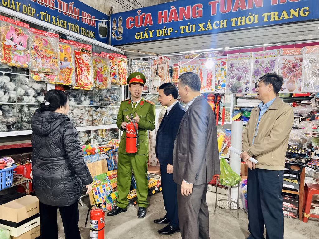 Cảnh sát PCCC&CNCH kiểm tra và hướng dẫn thực hiện công tác PCCC tại chợ trung tâm Uông Bí.