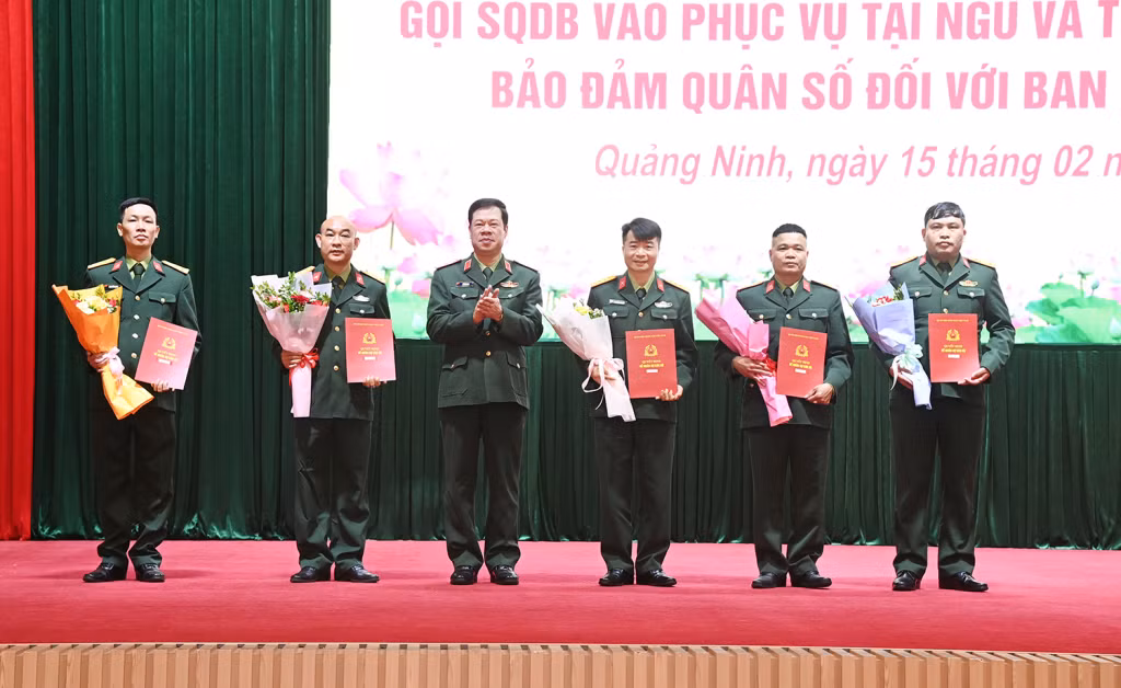 Thiếu tướng Lê Văn Long, Phó Tư lệnh Quân khu 3, trao quyết định gọi sĩ quan dự bị vào phục vụ tại ngũ.