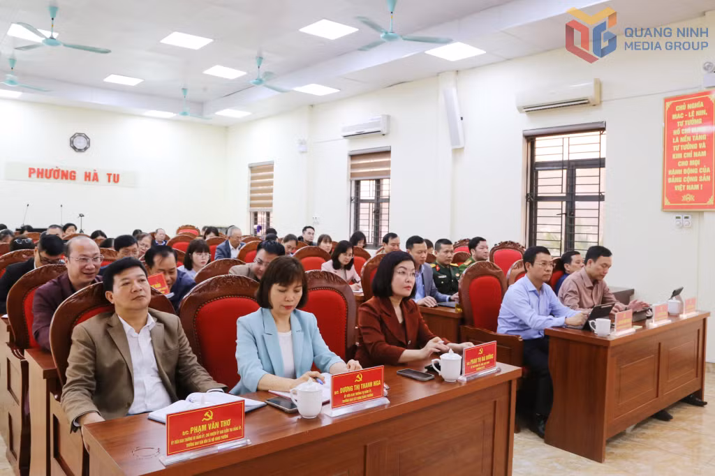 Đồng chí Nguyễn Hồng Dương, Ủy viên BTV Tỉnh ủy, Trưởng Ban Tuyên giáo và Dân vận Tỉnh ủy dự Hội nghị học tập, quán triệt Nghị quyết tại điểm cầu Đảng ủy phường Hà Tu.